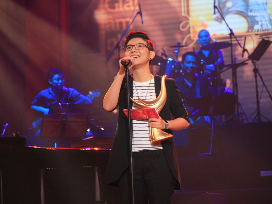 Vũ Cát Tường bất ngờ và hạnh phúc nhận giải Nghệ sỹ mới của năm... (Ảnh: ChiLê/Vietnam+)