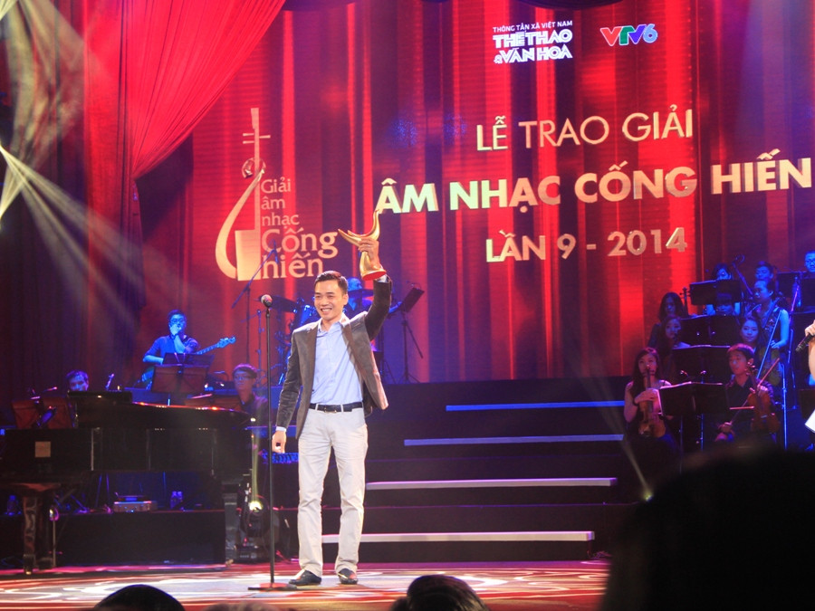 Nhạc sỹ Đỗ Bảo giành cú đúp khi được xướng tên hai lần ở hai hạng mục Nhạc sỹ của năm và Album của năm với album Cánh cung - Chuyện của mặt trời, chuyện của chúng ta." (Ảnh: ChiLê/Vietnam+)
