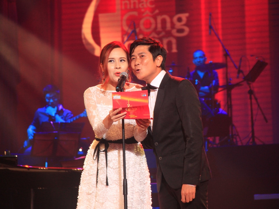 Vợ chồng nghệ sỹ Hồ Hoài Anh-Lưu Hương Giang. (Ảnh: ChiLê/Vietnam+)