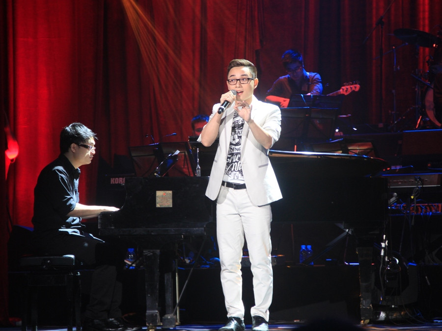 Trúc Nhân với ca khúc Bác làm vườn và con chim sâu (Ảnh: ChiLê/Vietnam+)