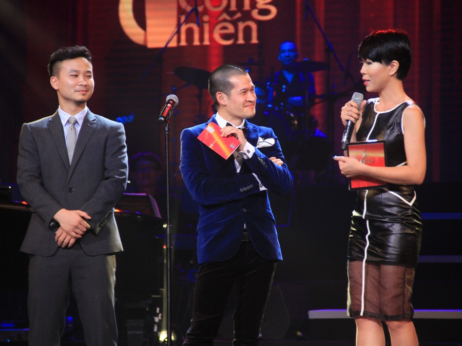 Các nghệ sỹ tung hứng trên sân khấu.(Ảnh: ChiLê/Vietnam+)