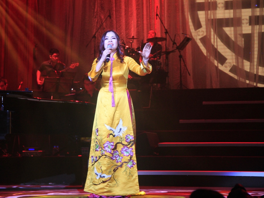 Tân Nhàn ngọt ngào thể hiện Yếm đào xuống phố. (Ảnh: ChiLê/Vietnam+)