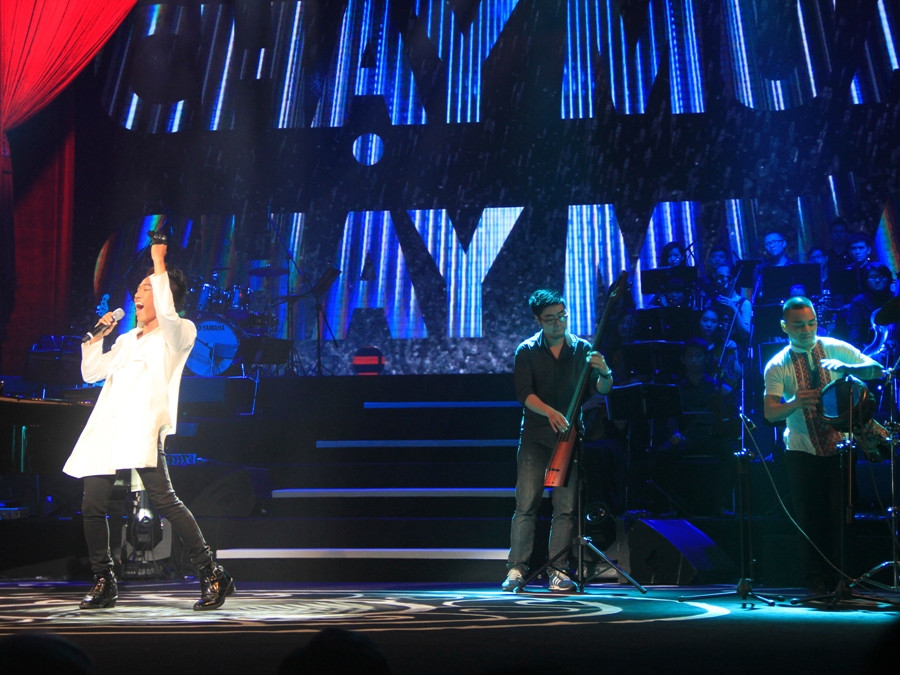 Nguyễn Đình Thanh Tâm quái với ca khúc Chạy mưa. (Ảnh: ChiLê/Vietnam+)