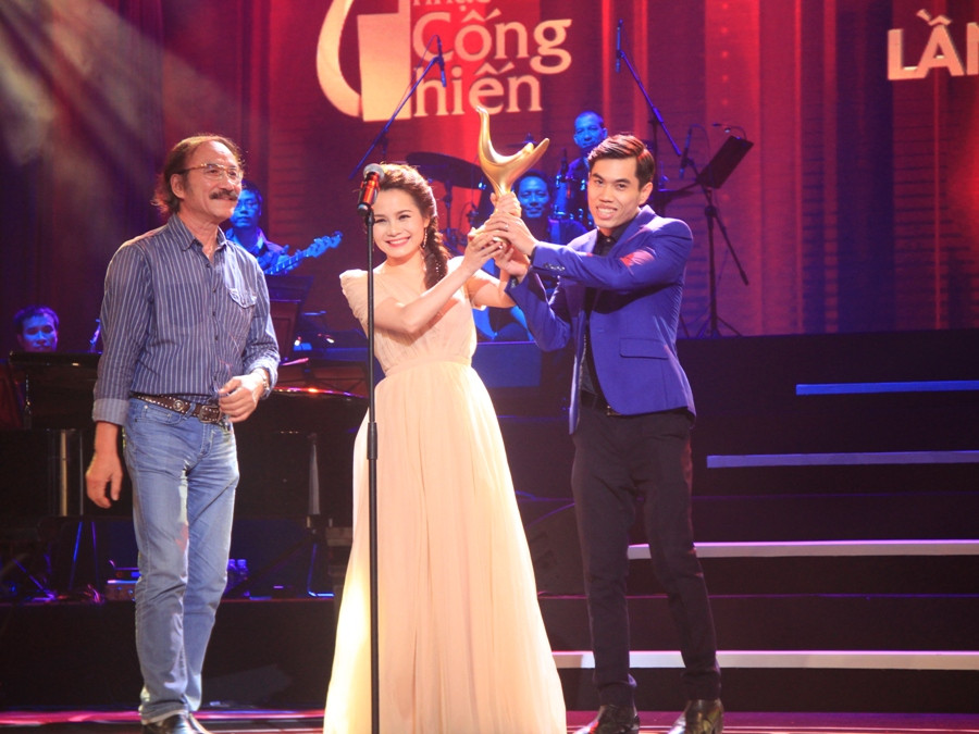 Bài hát của năm thuộc về Tình yêu màu nắng của nhạc sỹ Phạm Thanh Hà, do ca sỹ Đoàn Thúy Trang thể hiện.(Ảnh: ChiLê/Vietnam+)