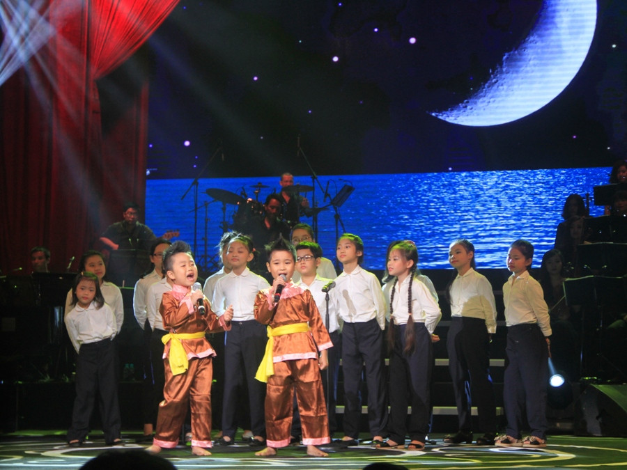 Các ca sỹ nhí. (Ảnh: ChiLê/Vietnam+)