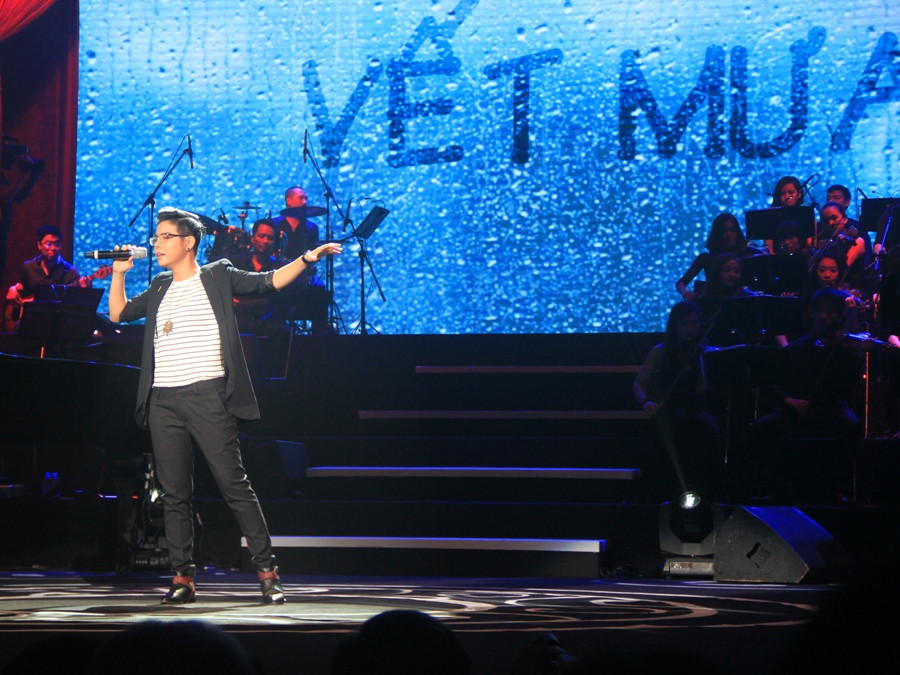 Và phiêu ngay sau đó khi thể hiện ca khúc Vết mưa do cô sáng tác, ca khúc rất được các bạn trẻ yêu thích. (Ảnh: ChiLê/Vietnam+)