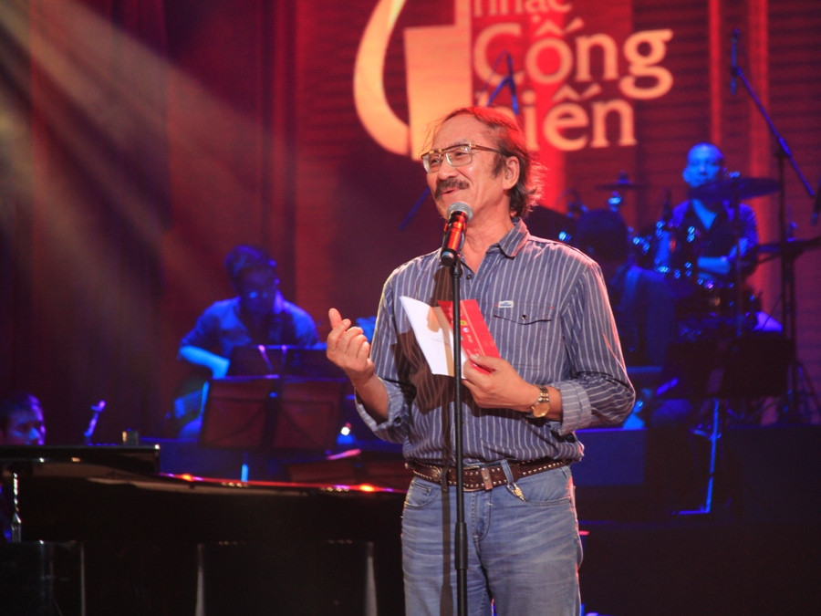 Nhạc sỹ Nguyễn Cường được mời lên công bố giải thưởng. (Ảnh: ChiLê/Vietnam+)