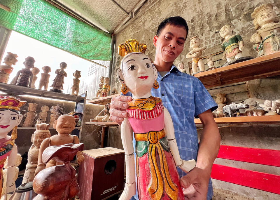 Ngày nay, các nghệ nhân đang tích cực cải tiến, sáng tạo các tác phẩm mới, dựa trên nền tảng những câu chuyện cổ tích Việt Nam. Thông qua đó, nghệ thuật rối nước có thể tiếp cận gần hơn với giới trẻ. Đây cũng là cách mà các nghệ nhân làng Rạch tin rằng sẽ giúp những chú Tễu, cô Tiên, ông Bụt… thêm sức sống trường tồn. (Ảnh: Mai Mai/Vietnam+)