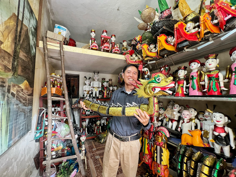 Nghệ nhân Phan Văn Mạnh cho biết con rồng này có thể phun nước xa tới 3-4 mét. (Ảnh: Mai Mai/Vietnam+)