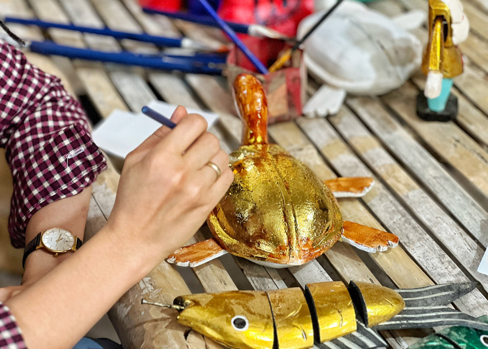 Dừng chân ở một xưởng chế tác con rối, du khách có thể tham gia vào quá trình tạo hình, làm sơn, vẽ mẫu… thậm chí học múa rối cùng các nghệ nhân. (Ảnh: Mai Mai/Vietnam+)