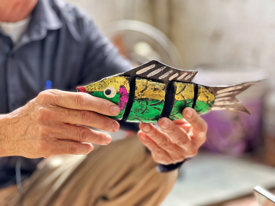 Mỗi con rối lưu niệm bày bán được chính tay nghệ nhân Phan Văn Mạnh chế tác. (Ảnh: Mai Mai/Vietnam+)