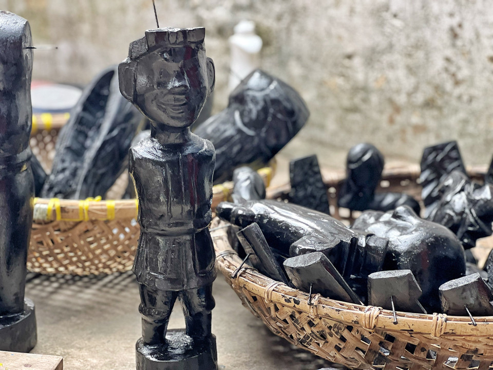 Con rối sau khi sơn sẽ phơi khô trước khi được đổ màu, hoàn thiện tạo hình... (Ảnh: Mai Mai/Vietnam+)