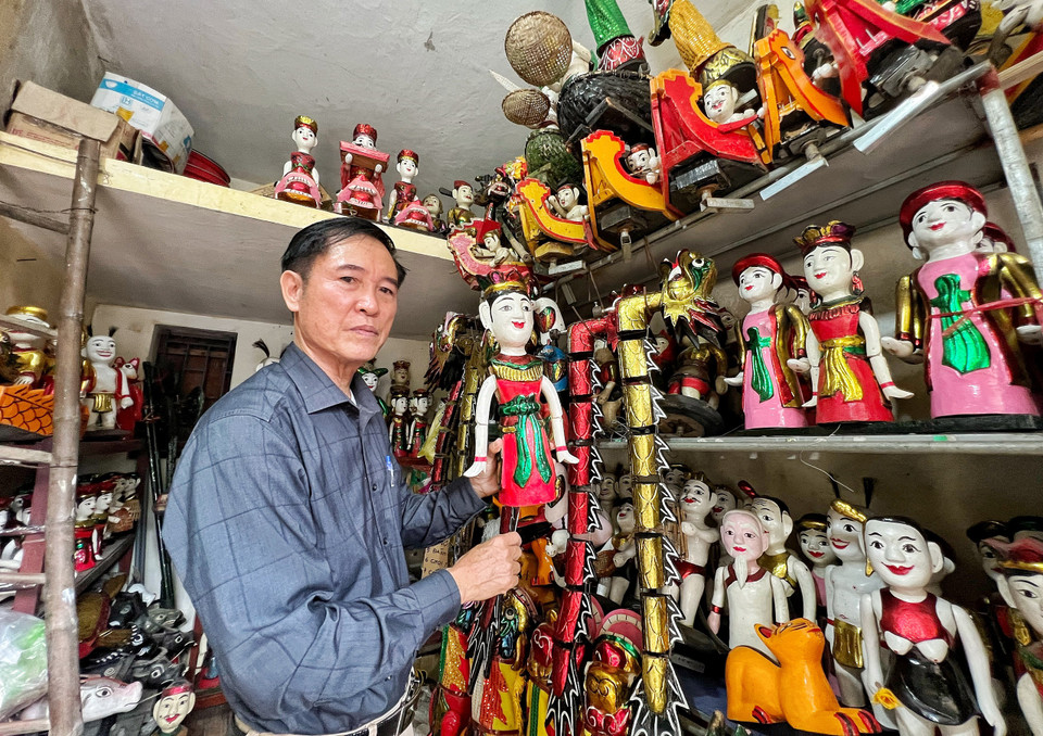 Nghệ nhân Phan Văn Mạnh, Trưởng đoàn rối nước Sông Quê là truyền nhân đời thứ 7 của gia đình có truyền thống làm nghề rối nước ở làng Rạch. (Ảnh: Mai Mai/Vietnam+)