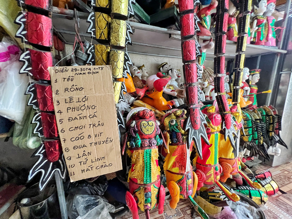Góc trưng bày các tích trò cho các chương trình biểu diễn đã được đặt lịch. (Ảnh: Mai Mai/Vietnam+)