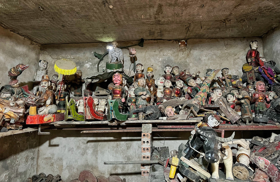 Những con rối cổ có tuổi đời hàng trăm năm đang trong hiện trạng đã hư hại nhiều. (Ảnh: Mai Mai/Vietnam+)