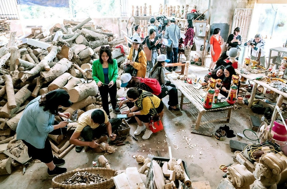 Xưởng chế tác con rối ở làng rạch trở thành không gian trải nghiệm cho du khách thập phương tìm hiểu về nghề làm rối nước. (Ảnh: Mai Mai/Vietnam+)