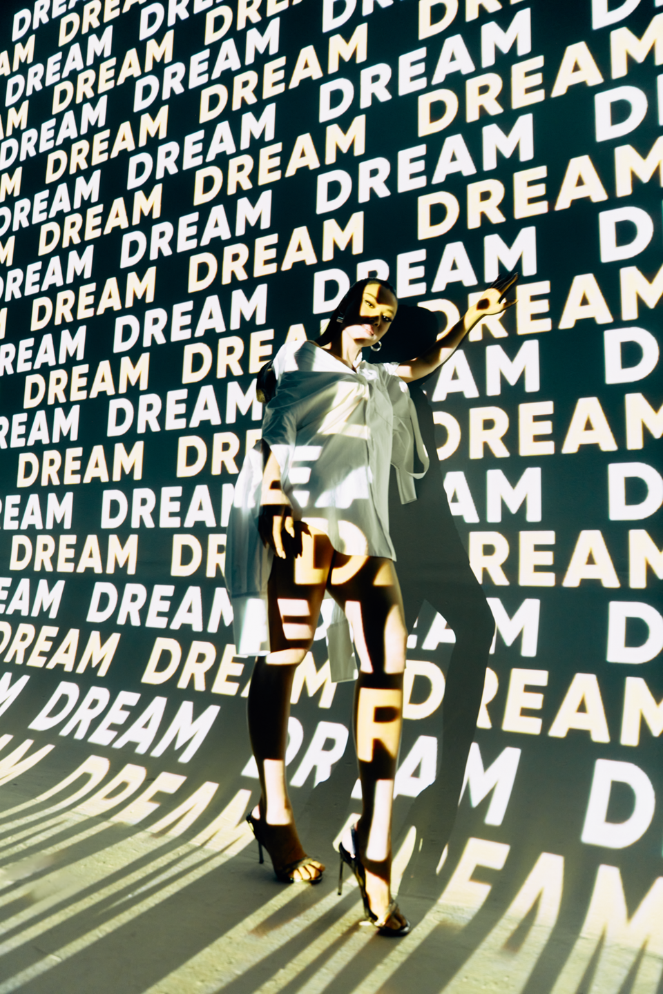 Nói về ước mơ, có lẽ Kim Duyên là một cô gái liều lĩnh và dám ‘mơ’ giấc mơ trở thành đại diện cho Việt Nam tại đấu trường sắc đẹp lớn nhất hành tinh - Miss Universe. Ước mơ ấy ngày một gần hơn và cũng đang dần biến thành hiện thực. Tuy nhiên, để thực hiện ước mơ của mình, cô đã phải dũng cảm chinh phục, vượt qua nhiều áp lực, trở ngại. (Ảnh: CTV/Vietnam+)