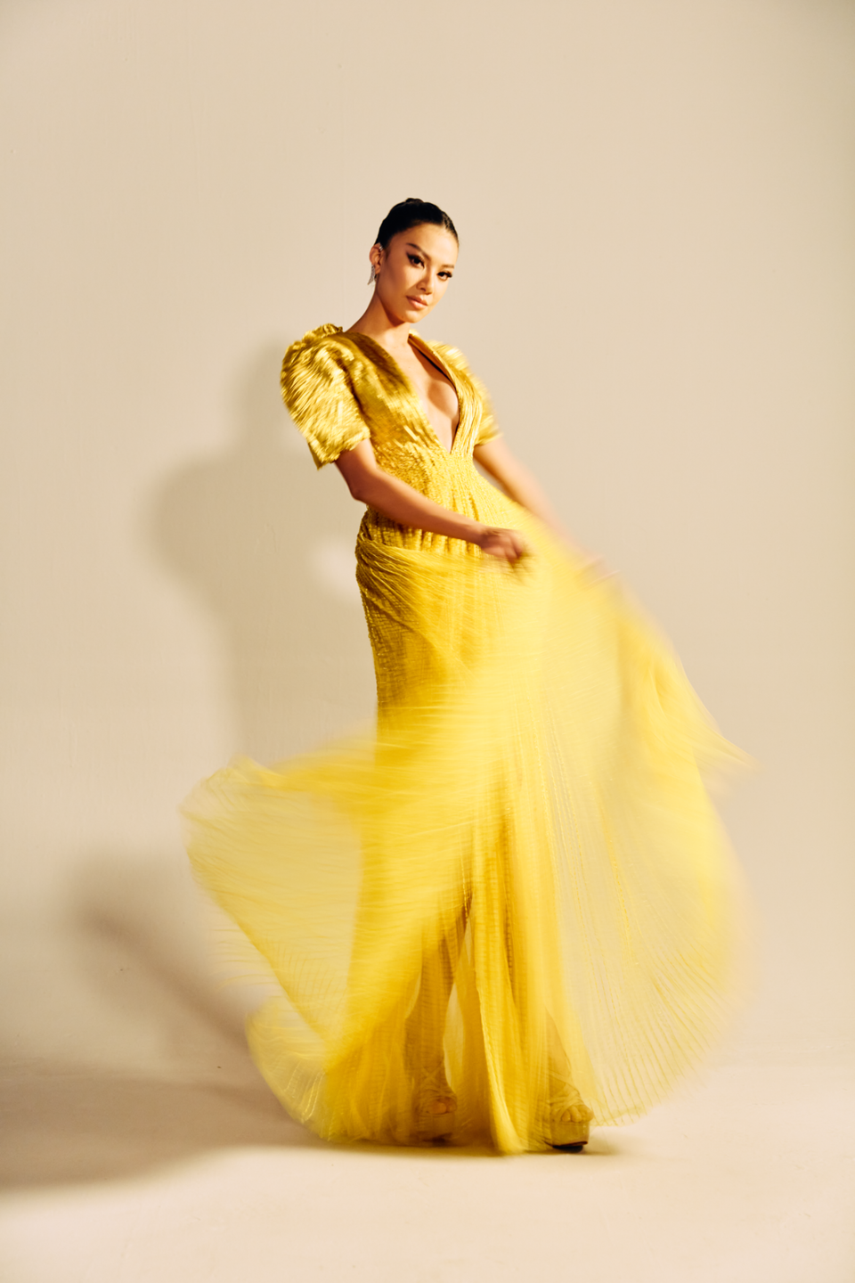 Đối với Kim Duyên, chính sự khắt khe, góp ý của người hâm mộ đều mang ý nghĩa, thể hiện sự kỳ vọng rất lớn của khán giả vào đại diện Việt Nam, giúp Kim Duyên có định hướng tốt hơn, động lực nhiều hơn để cô ngày càng hoàn thiện mình. (Ảnh: CTV/Vietnam+)