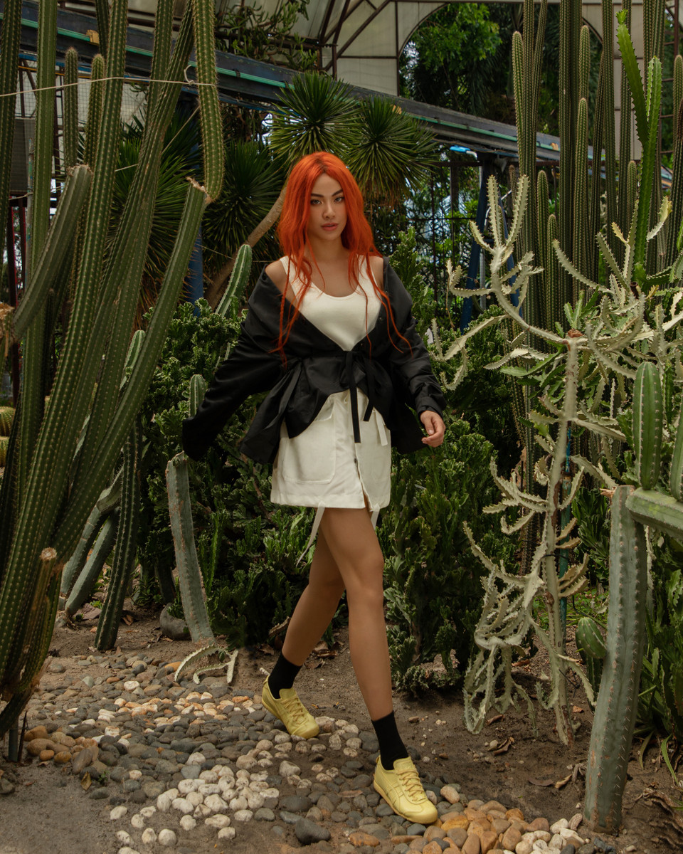 Đặc biệt, diện ba outfit với ba kiểu phối đồ khác nhau nhưng Kim Duyên vẫn thể hiện được gu thời trang thông minh khi kết hợp trang phục với dòng giày thể thao. (Ảnh: PV/Vietnam+)