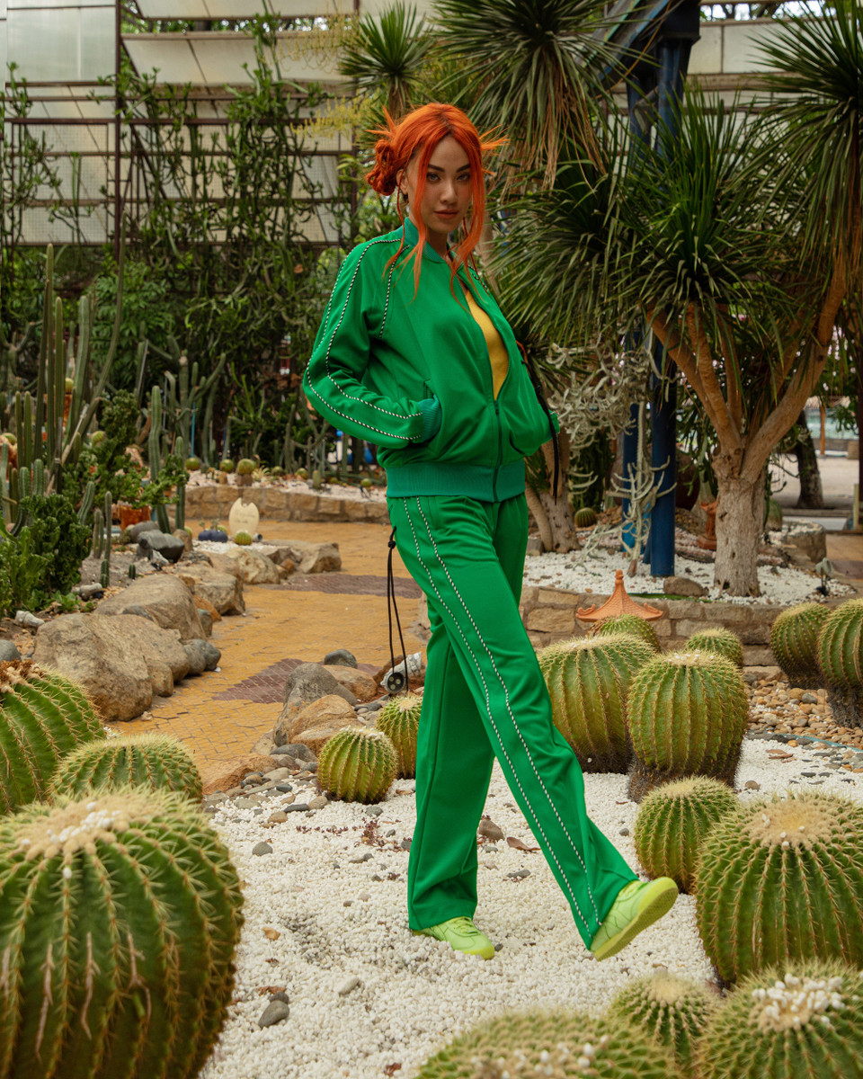 Trước đó, khán giả vốn quen với hình ảnh Kim Duyên tóc dài thướt tha, đen tuyền óng ả. Người đẹp cho biết mái tóc đen dài là niềm tự hào không chỉ của cô mà còn là của ba mẹ, nhưng trong bộ ảnh lần này, cô nàng chọn biến hóa hình ảnh và đem đến cho khán giả hình tượng mới mẻ bằng việc thay đổi màu tóc. (Ảnh: PV/Vietnam+)