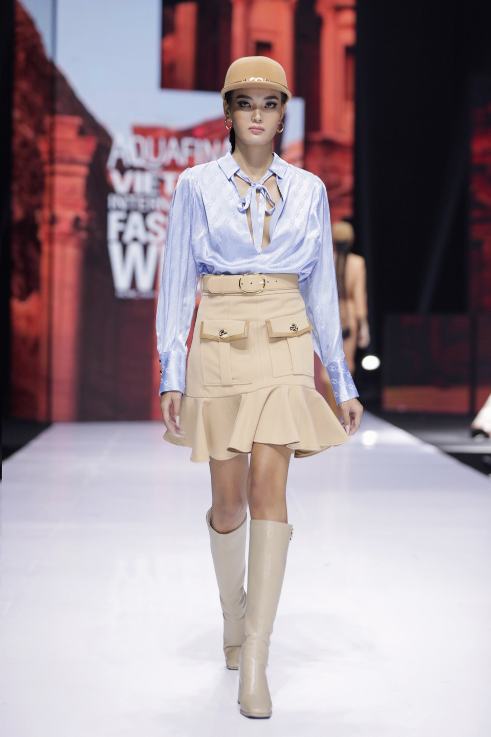 Cùng ngắm các thiết kế trong bộ sưu tập 'Elisabetta Franchi Fall Winter 2021-2022' vừa trình làng trong sự kiện khai mạc Tuần lễ Thời trang Quốc tế Việt Nam 2021, diễn ra tối qua (21/12), tại Thành phố Hồ Chí Minh. (Ảnh: CTV/Vietnam+)