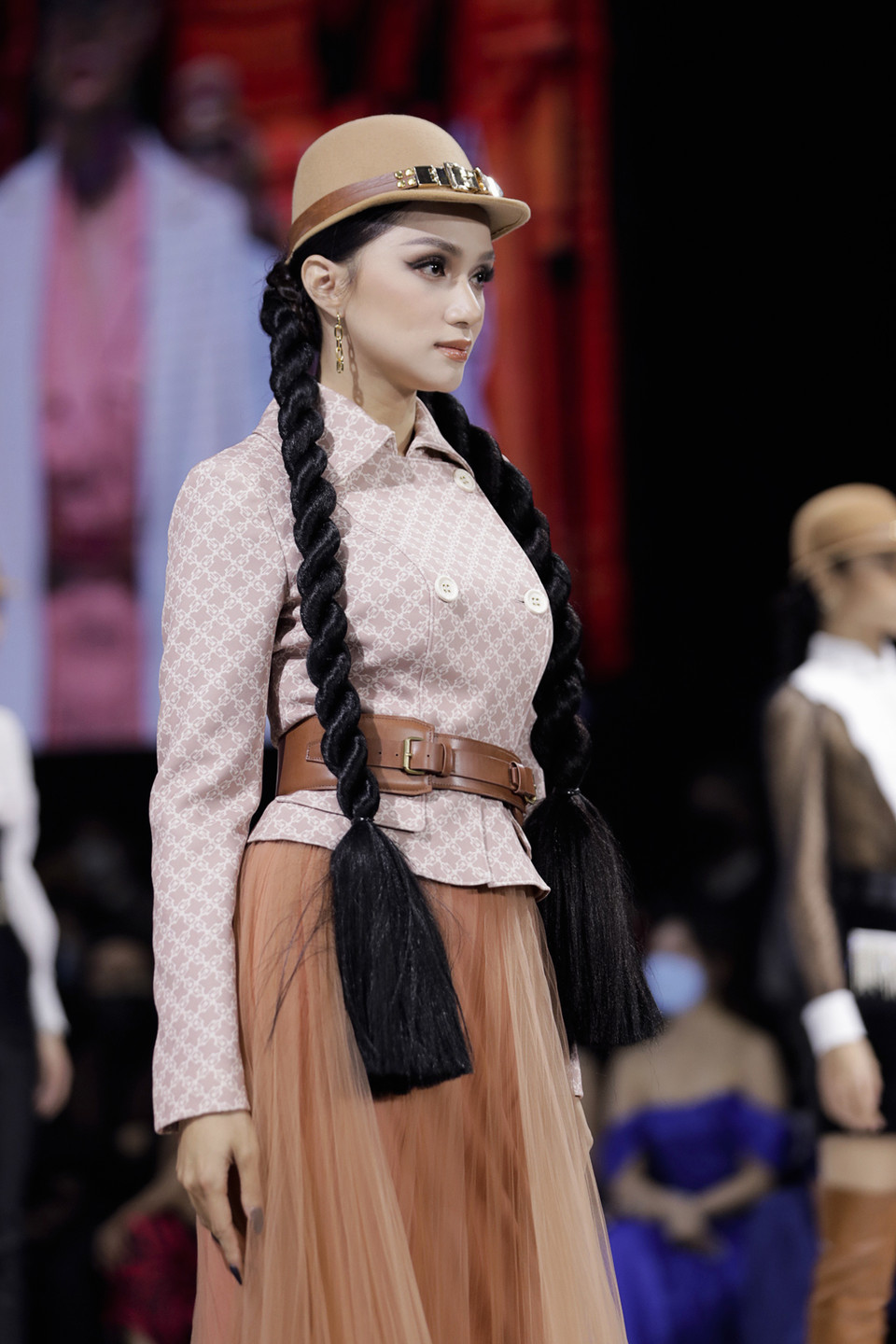 Đặc biệt trong đêm diễn ngày 21/12 tối qua, vedette Hương Giang đã thể hiện phong thái quý tộc, sang trọng mà thương hiệu muốn truyền tải qua bộ sưu tập ‘Elisabetta Franchi Fall Winter 2021-2022.’ (Ảnh: CTV/Vietnam+)