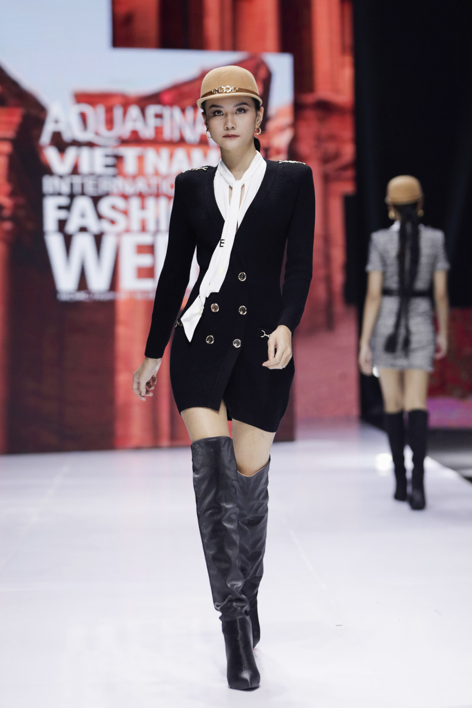 Elisabetta Franchi đã mang đến màn trình diễn thú vị, sự kết hợp cá tính giữa áo khoác, áo dệt kim tweed, áo blouse mang hơi hướng châu Âu xưa cũ với quần cưỡi ngựa, nón bảo hộ, giày da cao và giày kiểu quân đội. (Ảnh: CTV/Vietnam+)