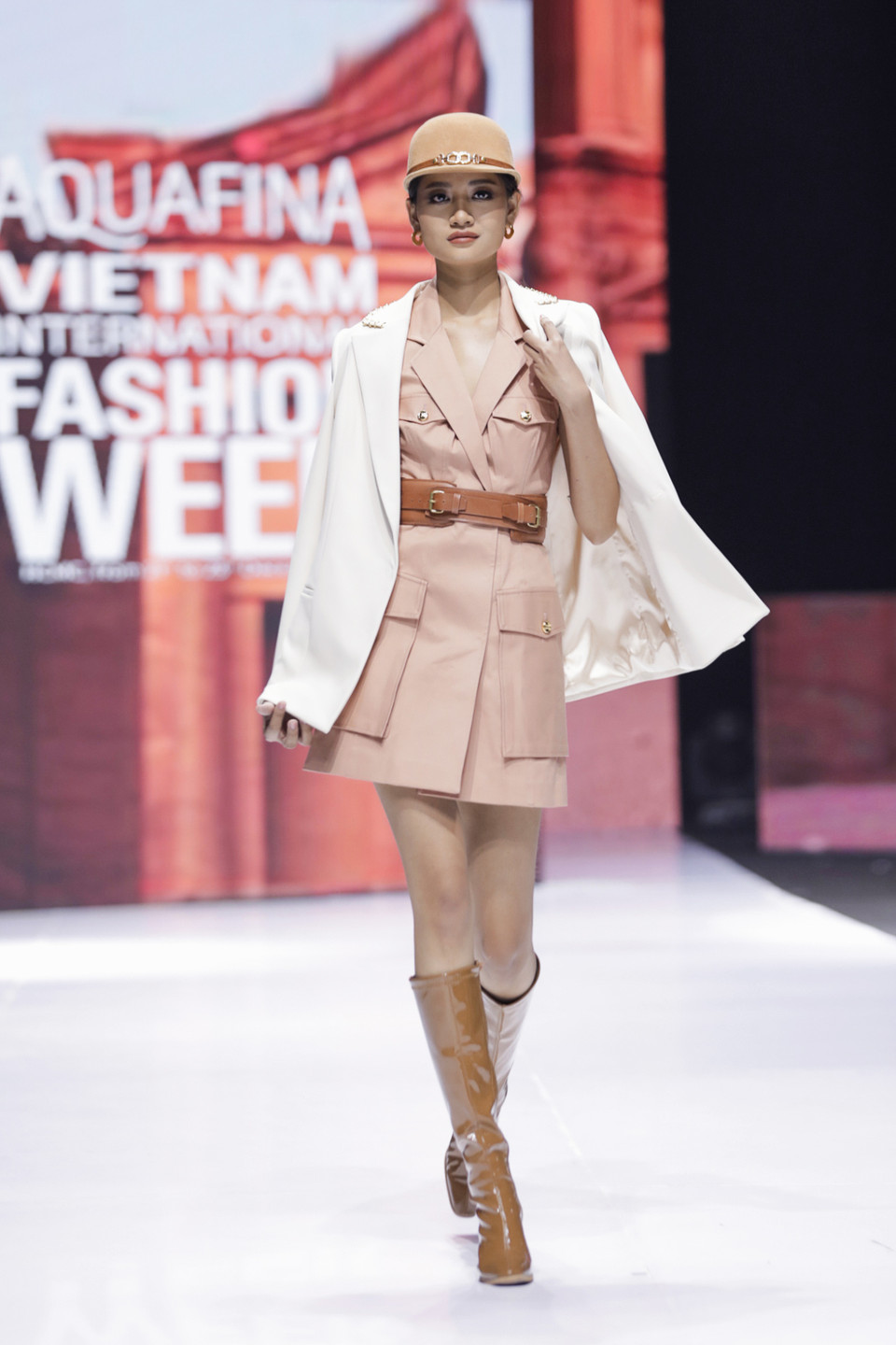 Bộ sưu tập có phong cách cổ điển kết hợp phá cách cùng các mẫu thiết kế thường xuyên thay đổi theo xu hướng đương đại nhằm nhấn mạnh sự độc lập của người phụ nữ trong xu thế phát triển hiện nay. (Ảnh: CTV/Vietnam+)