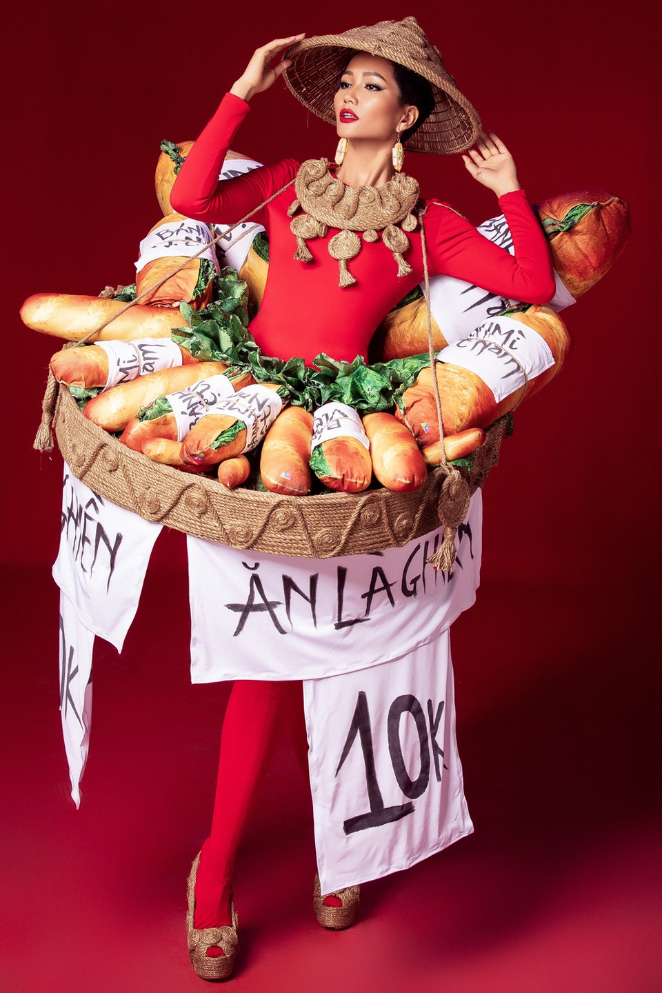 Khi diện trang phục lên người, Hoa hậu H’Hen Niê góp ý, phần khung có thể thay bằng chất liệu khác nhẹ hơn được không? Vì nó đang nằm ở vị trí xương chậu khiến cô hơi gù lưng khi di chuyển.