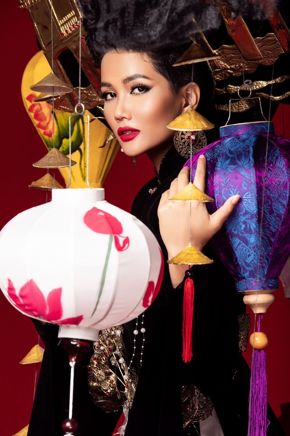 Đưa không gian văn hóa Hội An vào bộ trang phục với lồng đèn, chùa Cầu, thí sinh Đình Thuận có thiết kế 'khủng' nhất top 6 trang phục.. 