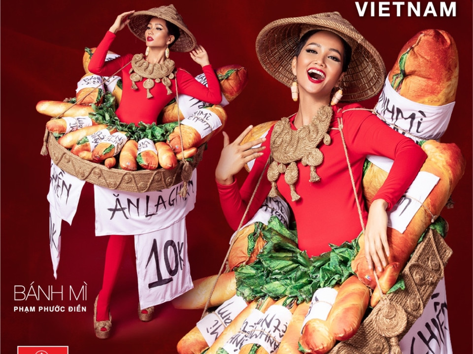 Top 6 trang phục dân tộc đang được đặt lên 'bàn cân' này sẽ chốt kết quả vào ngày 5/11 tới.