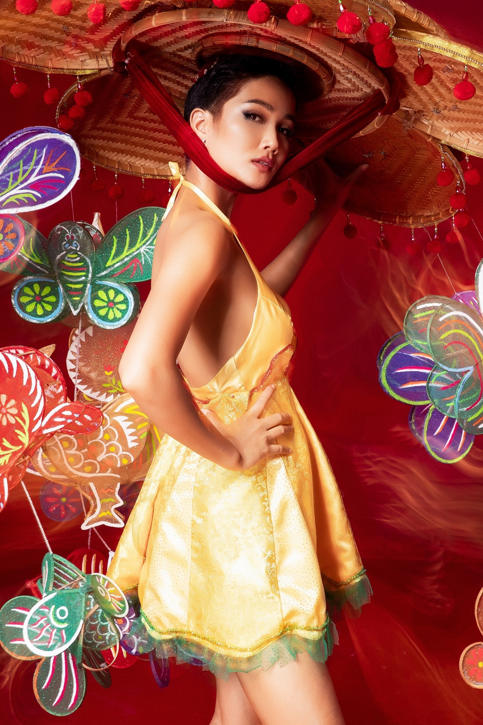 Lấy cảm hứng lồng đèn truyền thống Trung Thu, thí sinh Đức Hải sử dụng áo yếm ánh vàng tượng trưng cho Mặt Trăng, tôn vinh vẻ đẹp phụ nữ Việt Nam: dịu dàng, đằm thắm.