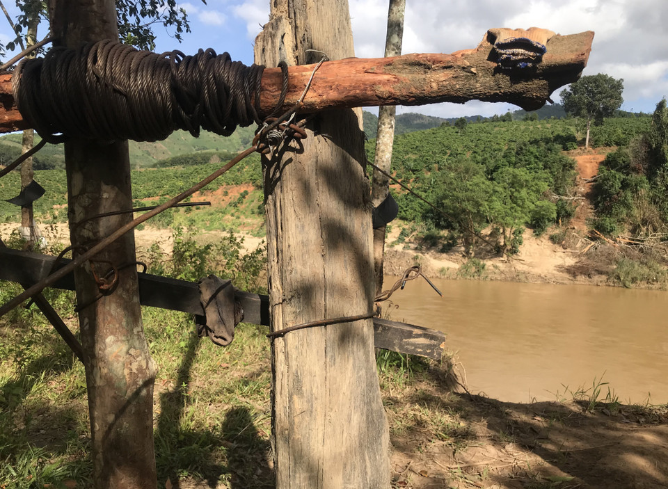 Hệ thống cáp treo được kết nối bởi những khúc gỗ với sợi thép không chắc chắn. (Ảnh: Khoa Chương/TTXVN)