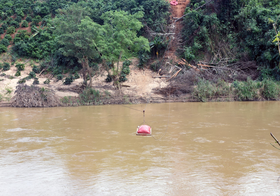 Nông sản được người dân vận chuyển bằng đường cáp treo qua sông. (Ảnh: Khoa Chương/TTXVN)