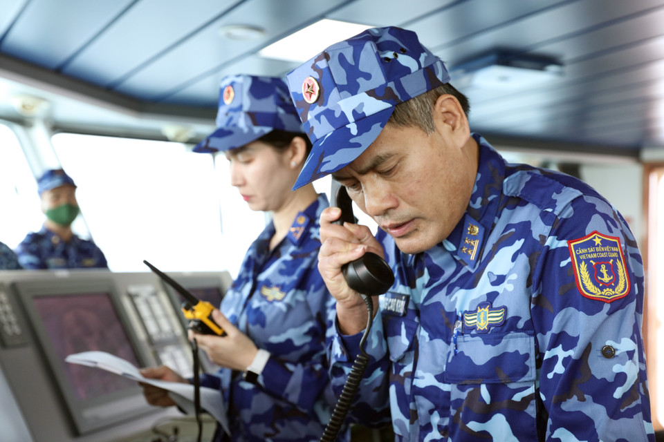 Đại tá Lương Cao Khải, Phó Tư lệnh Vùng Cảnh sát biển 1 hội đàm với ông Lưu Thiêm Vinh, Phó Cục trưởng Phân cục Nam Hải, Cảnh sát biển Trung Quốc, trong chuyến tuần tra liên hợp. (Ảnh: TTXVN phát)