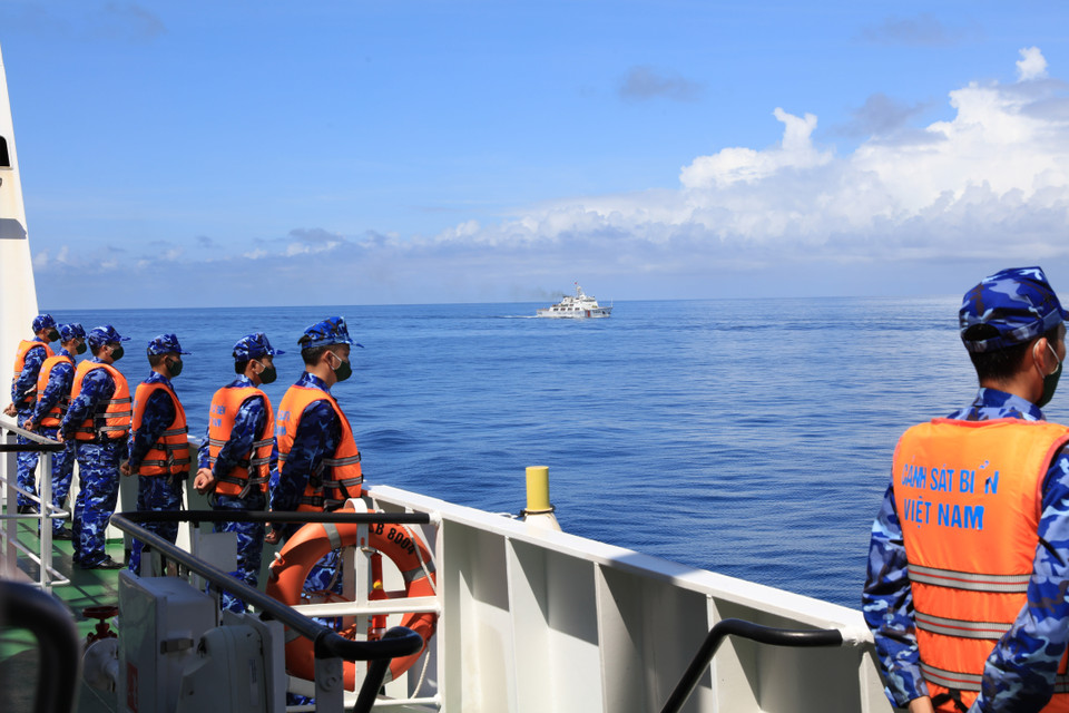 Thực hiện nghi thức chào xã giao trên biển. (Ảnh: TTXVN phát)