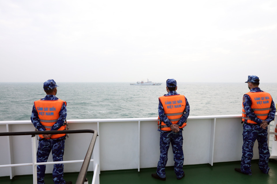 Cảnh sát biển hai nước Việt Nam và Trung Quốc thực hiện nghi thức chào xã giao trên biển. (Ảnh: TTXVN phát)