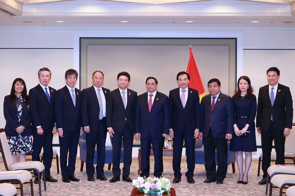 Thủ tướng Phạm Minh Chính và ông Akio Yoshida, Chủ tịch điều hành Tập đoàn AEON cùng thành viên đoàn. (Ảnh: Dương Giang/TTXVN)