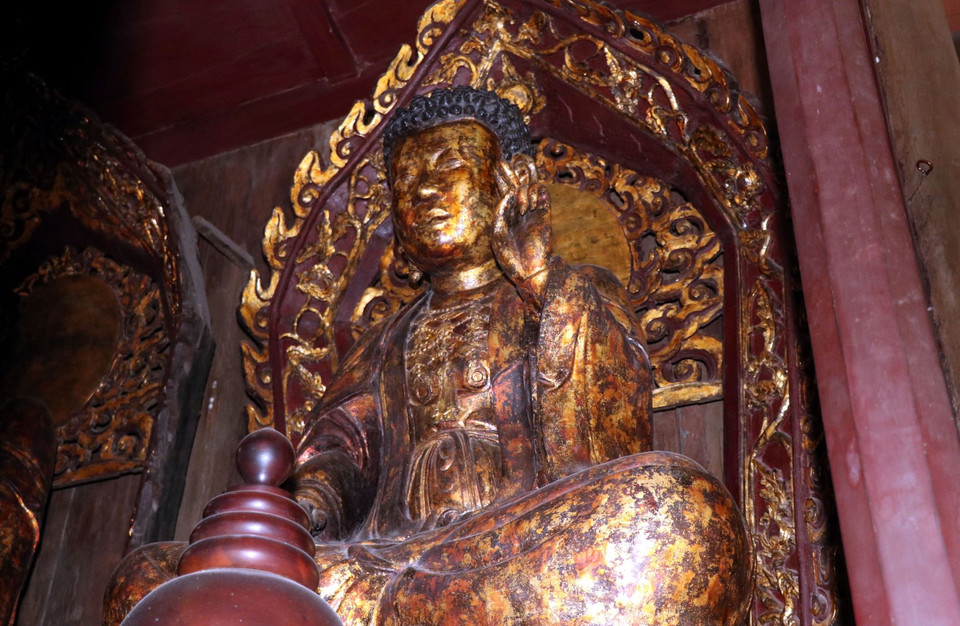 Một trong ba pho tượng Tam Thế tại chùa Bút Tháp, xã Đình Tổ, huyện Thuận Thành, tỉnh Bắc Ninh. (Ảnh: Đinh Văn Nhiều/TTXVN)