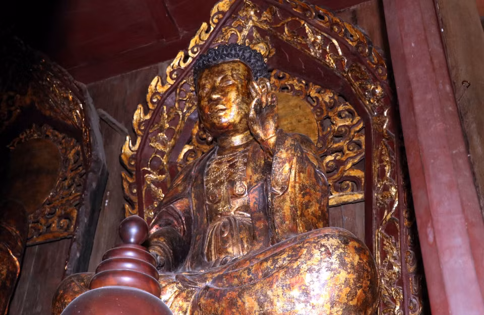 Một trong ba pho tượng Tam Thế tại chùa Bút Tháp, xã Đình Tổ, huyện Thuận Thành, tỉnh Bắc Ninh. (Ảnh: Đinh Văn Nhiều/TTXVN)