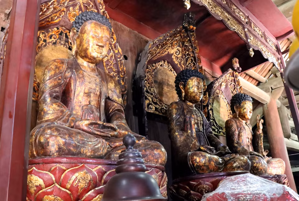 Ba pho tượng Tam Thế tại chùa Bút Tháp, xã Đình Tổ, huyện Thuận Thành, tỉnh Bắc Ninh. (Ảnh: Đinh Văn Nhiều/TTXVN)