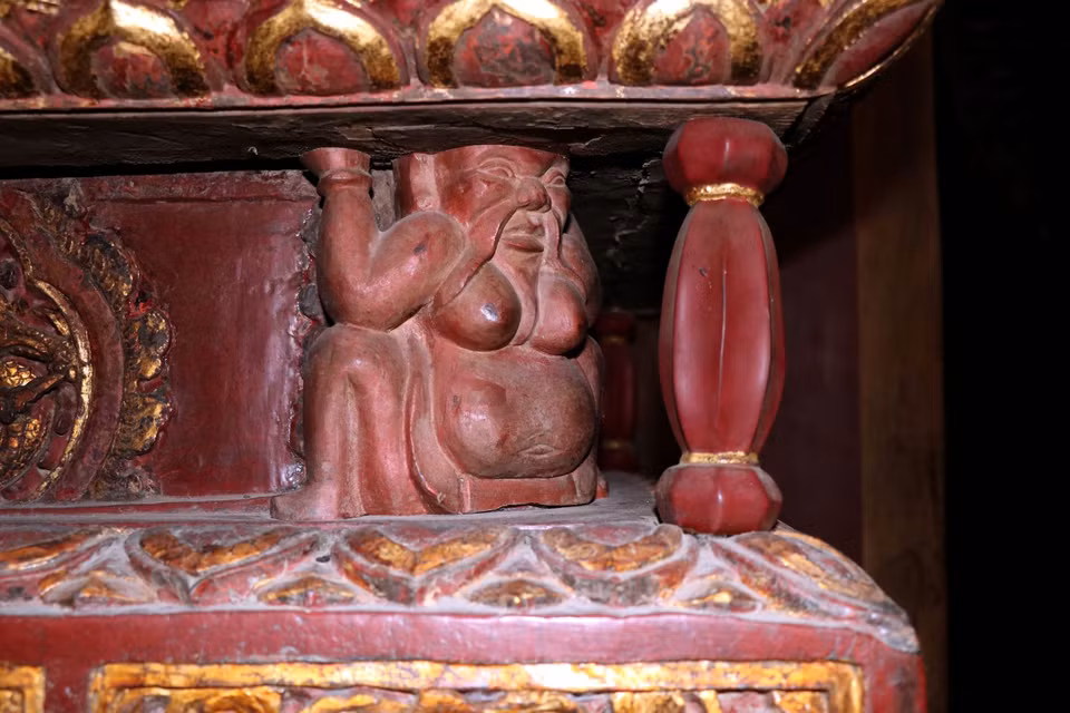 Chạm khắc trên tòa Cửu phẩm liên hoa tại chùa Bút Tháp, xã Đình Tổ, huyện Thuận Thành, tỉnh Bắc Ninh. (Ảnh: Đinh Văn Nhiều/TTXVN)