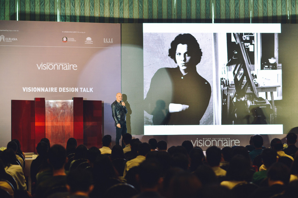 Nhà thiết kế Alessandro La Spada trong một cuộc trò chuyện ở Việt Nam về các giải pháp tổng thể hồi tháng Một vừa qua. (Nguồn: Visionnaire)