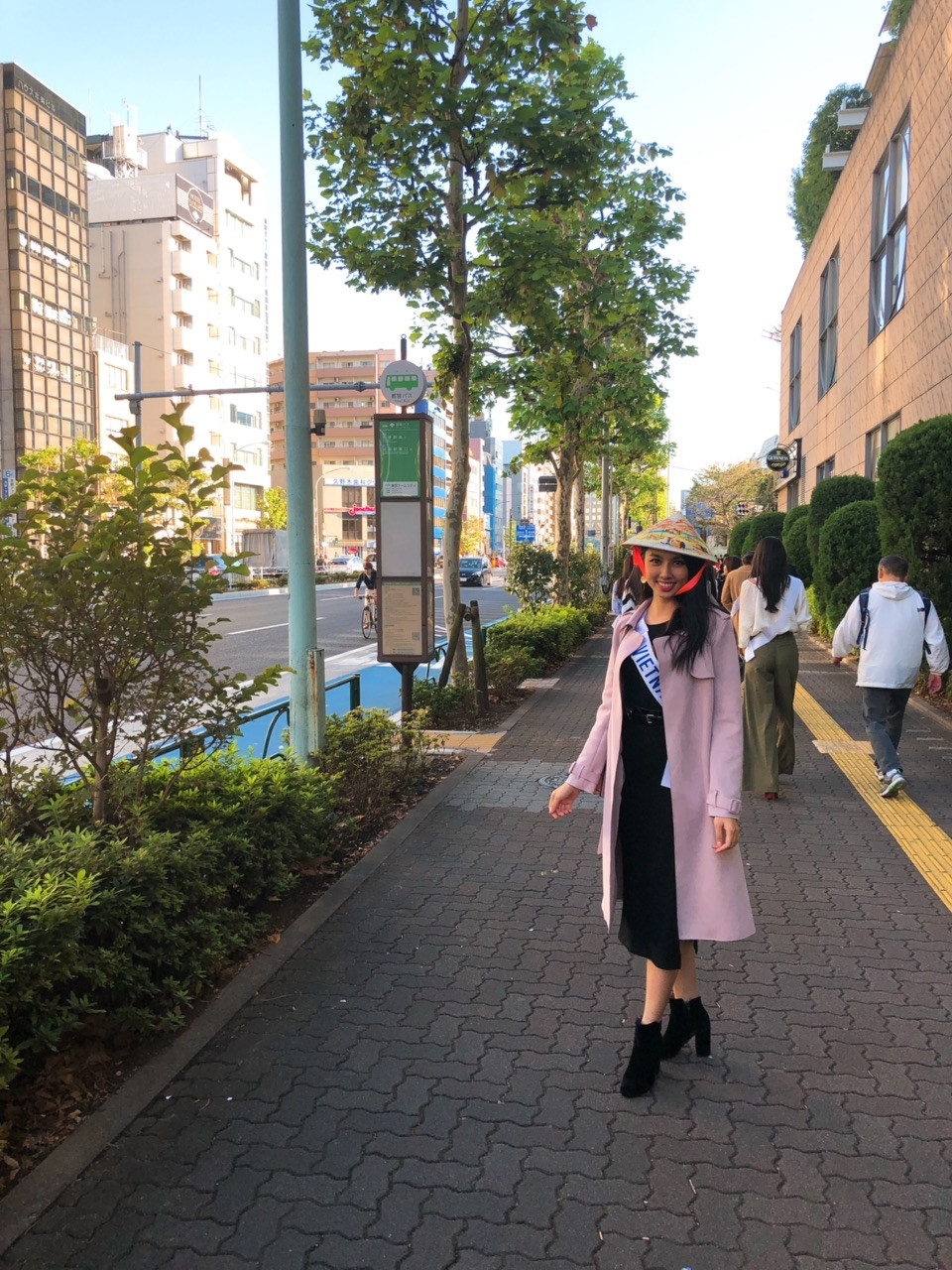 Thùy Tiên tiết lộ, cô cũng nhận được quà từ các thí sinh Nhật Bản, Mỹ, Hàn Quốc, Philippines…và đặc biệt có mối quan hệ rất tốt với cô bạn Thái Lan ở chung phòng.