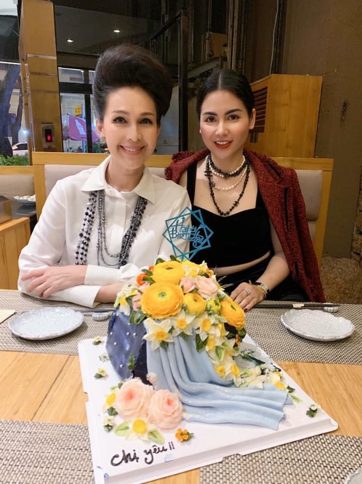 Người đẹp vang bóng một thời Diễm My rất ấn tượng với chiếc bánh do anh Đức làm ra. (Ảnh: CTV/Vietnam+)