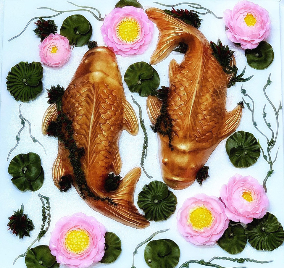 Vì chọn dùng nguyên liệu cao cấp để đảm bảo an toàn sức khỏe người tiêu dùng và trải qua quá trình làm kỳ công nên giá thành bánh khá cao, từ 1 triệu đồng trở lên tùy kích thước. (Ảnh: Tố Linh/Vietnam+)