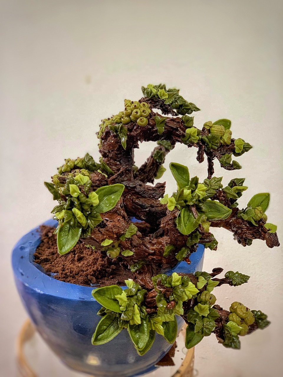 Lấy cảm hứng từ hình ảnh những vật phẩm tạo nên hương vị Tết cổ truyền, anh Ngọc Đức đã đưa các hình ảnh quen thuộc đó vào sản phẩm bánh của mình. (Ảnh: Tố Linh/Vietnam+)