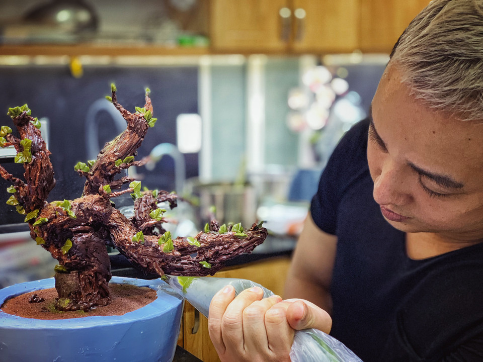 Những ngày giáp Tết, anh Đức lại bận rộn với những chiếc bánh có tạo hình ý nghĩa, như cây bonsai này... (Ảnh: Tố Linh/Vietnam+)