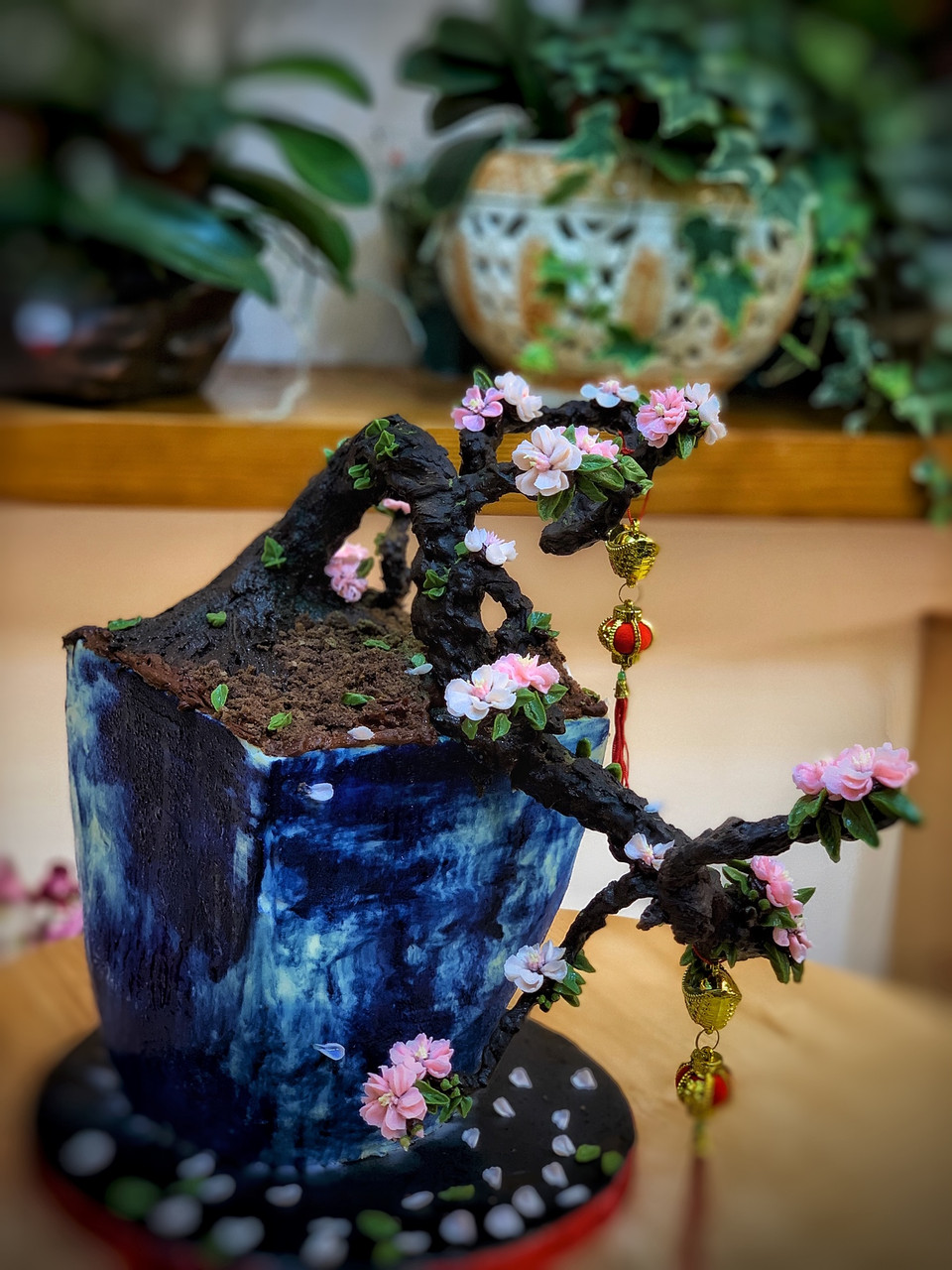 'Chậu hoa' là cốt bánh gato, đế và thân cây cốt chocolate Bỉ, các chi tiết làm hoàn toàn bằng kem bơ Hàn Quốc. (Ảnh: Tố Linh/Vietnam+)