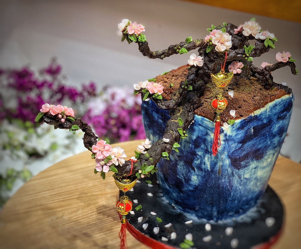 Màu sắc tươi tắn, chi tiết mềm mại, sinh động, hình khối bắt mắt như thật, hương vị thơm ngon… những chiếc bánh không chỉ là bánh mà giống như những tác phẩm nghệ thuật và người làm bánh như nghệ nhân điêu khắc. (Ảnh: Tố Linh/Vietnam+)